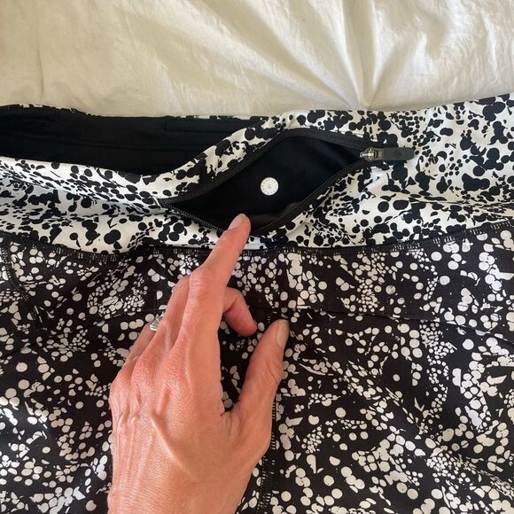 Lululemon speed up short size 4 with 4 inch inseam, like new condition - Picture 6 of 6
